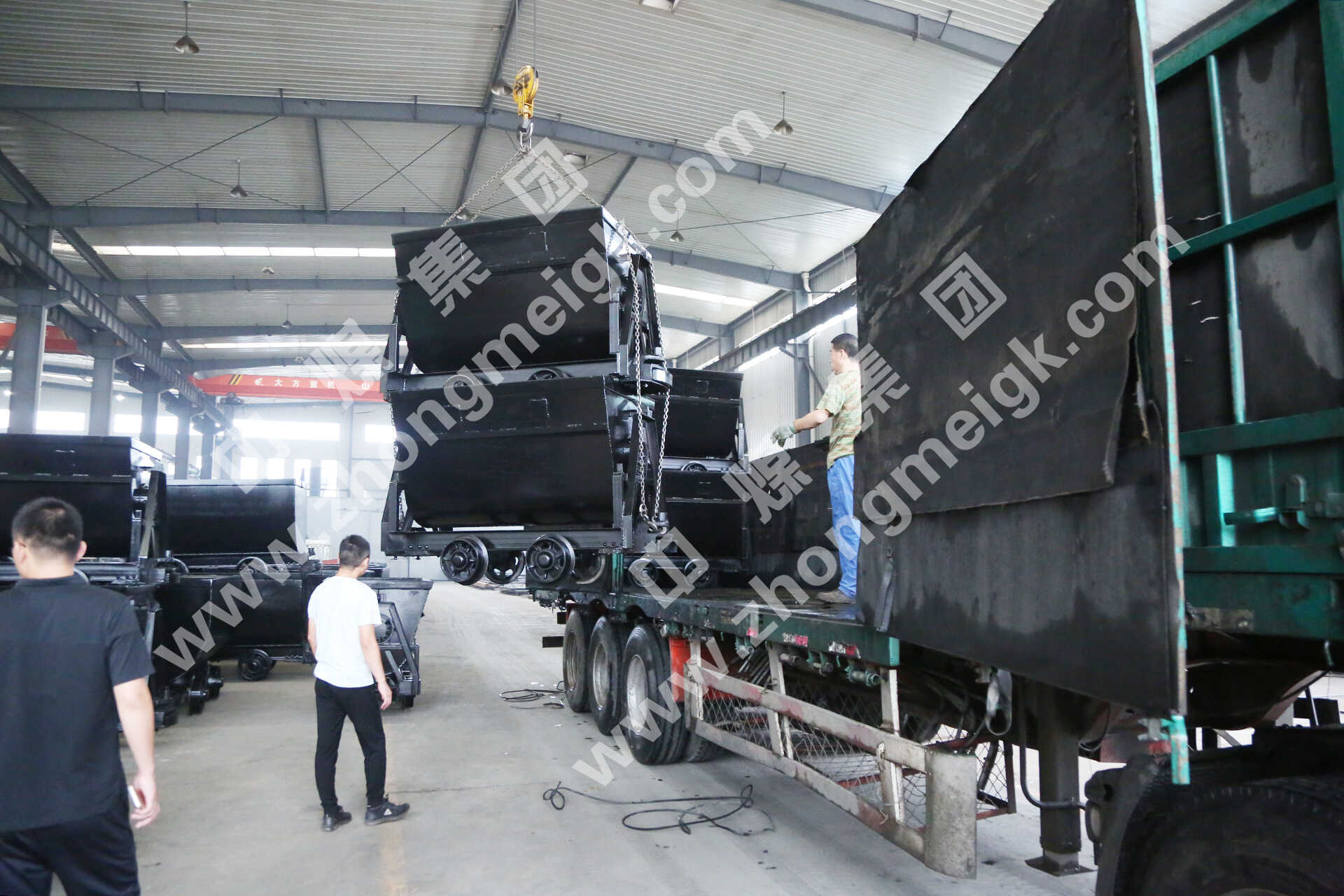 中煤集团一批翻斗式矿车、矿用材料车发往山西晋城